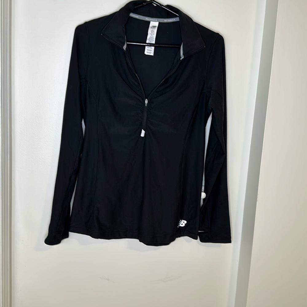 New balance, athletic styled, zippered over thumb long sleeve pull over Sz M
